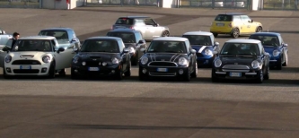 in compagnia di altre belle MINI