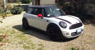 Calotte chili red e griglia JCW con listelli neri